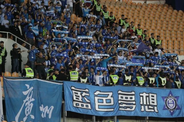 上半场比赛结束，曼城1-0暂时领先利物浦。